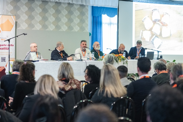Apicoltura del futuro: cooperazione e trasparenza la chiave per la tutela del comparto